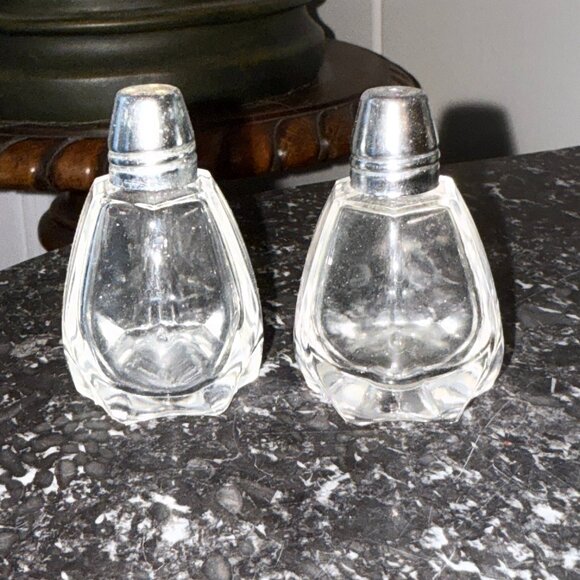 VINTAGE CLEAR GLASS SALT & PEPPER SHAKERS 6 SIDED METAL TOPS JAPAN - Picture 1 of 6